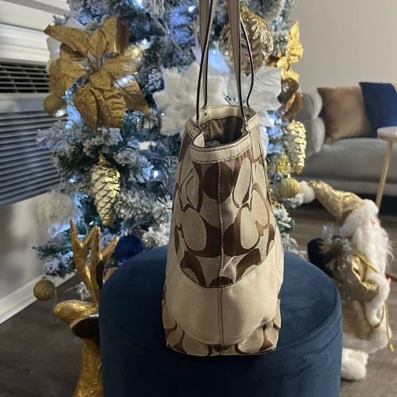 Coach bag 9/10 condition. - Picture 4 of 5